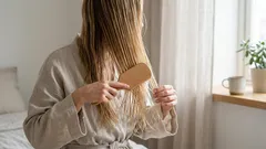 Radici unte? 3 soluzioni rapide per sistemare i capelli grassi in pochi minuti